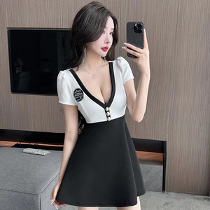 A waist up dress that covers the belly and has a low cut， making you look slimmer