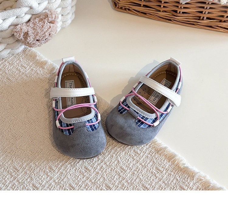 Sapatos de couro aos quadrados para menina versáteis e flexíveis_voghion.com