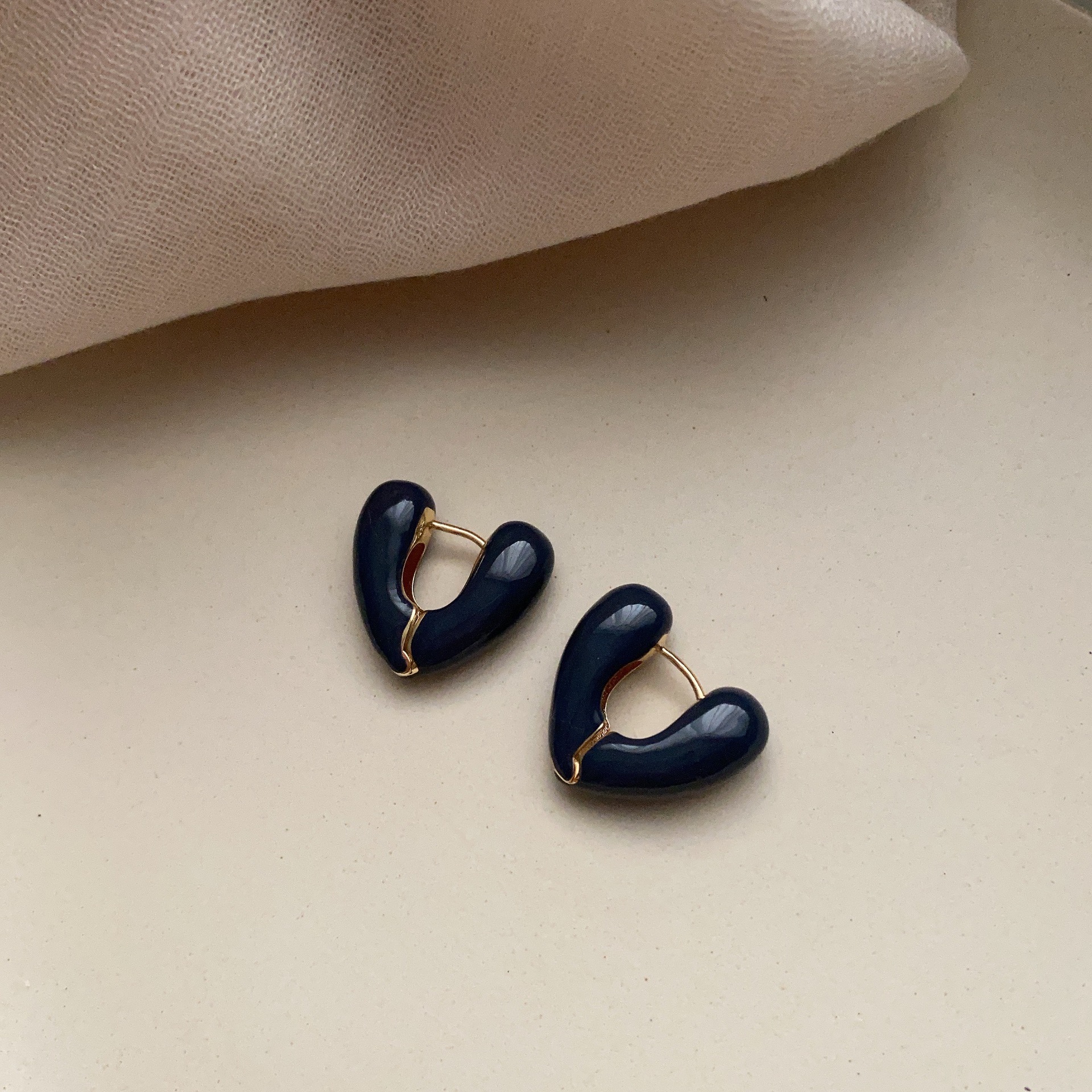 Europa y los Estados Unidos viento frío aretes de metal geométrico de alta calidad 2025 nuevo estilo estilo estilo nicho único pernos de aretes para mujeres