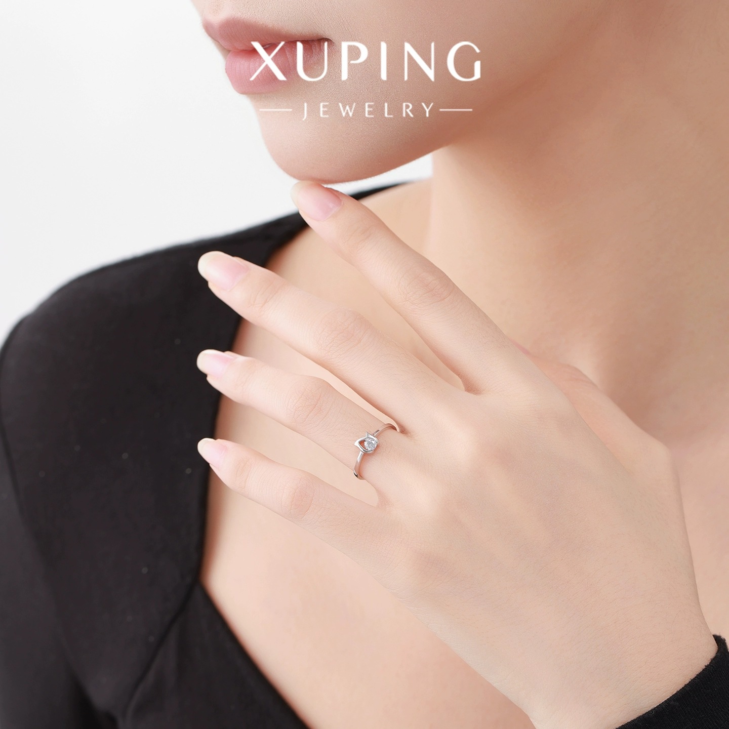 Xuping anillo hueco simple 2025 nuevo temperamento elegante gemas artificiales en el anillo de estilo al por mayor