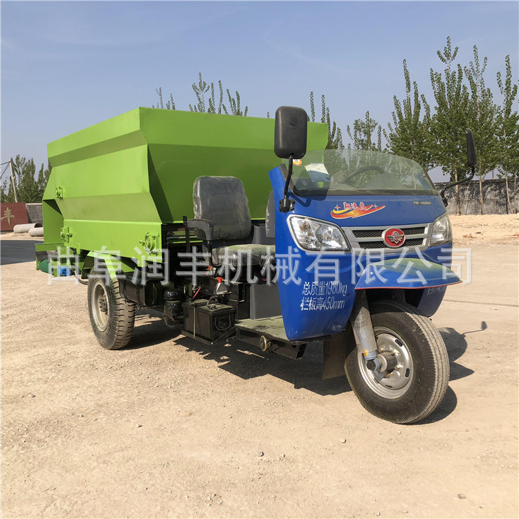 TMR牛场搅拌撒料车 后边双侧电动投料机 柴油电动搅拌撒料车视频