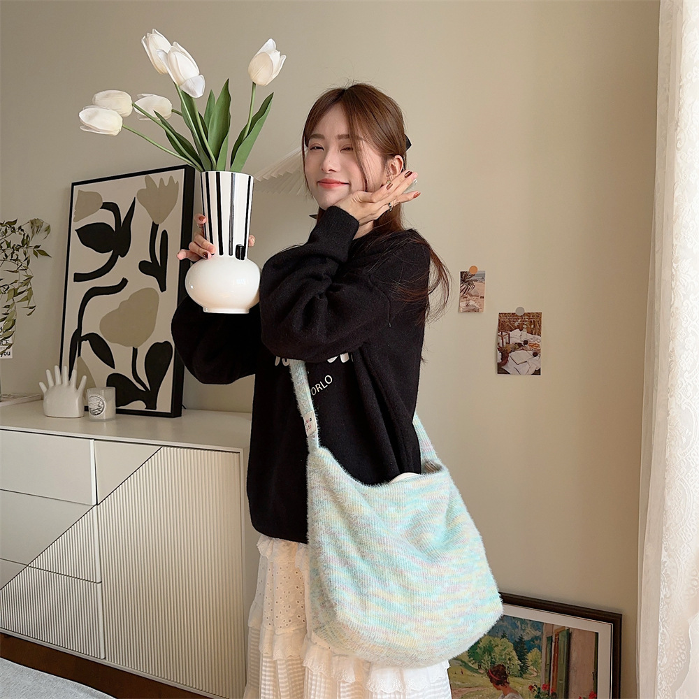 310272 ins Cute Rainbow plush Bag, Women's Autumn and Winter New large-capacity single-shoulder bag, commuter bag, crossbody bag Item Picture