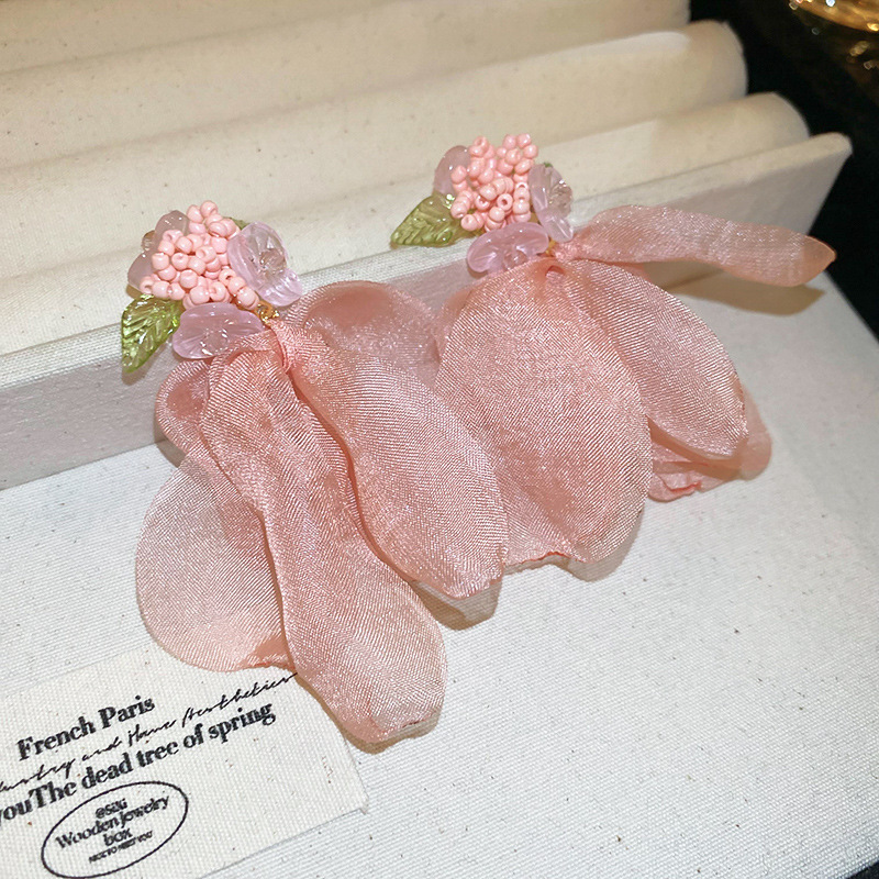 Pendientes de borla de hilo de malla de flor de aguja de plata Pendientes de estilo de vacaciones junto al mar frescos y dulces Pendientes de ambiente de moda y versátil