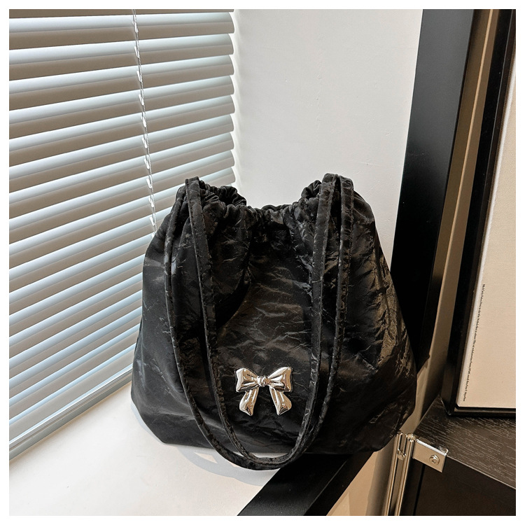 Large-capacity, elegant commuter tote bag, bow single-shoulder bag, distinctive pleated crossbody bag, 2024 new style bag trend undefined