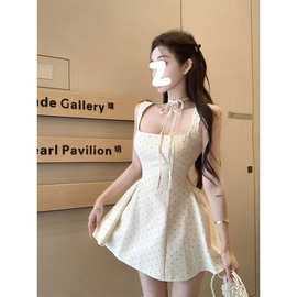 2025纯欲辣妹夏季设计感波点法式吊带连衣裙女收腰显瘦高级小短裙