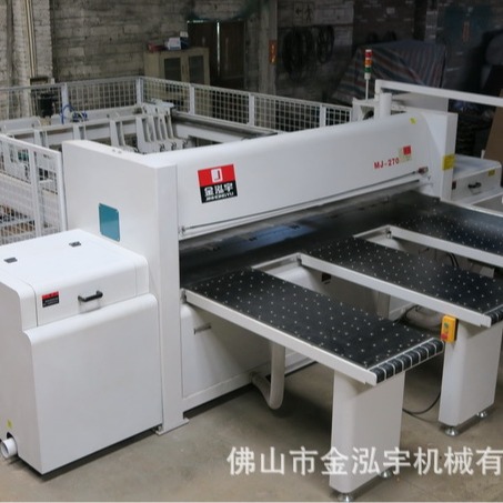 耐力板开料亚克力板电子开料锯广东PS板电脑开料锯用户开料现场