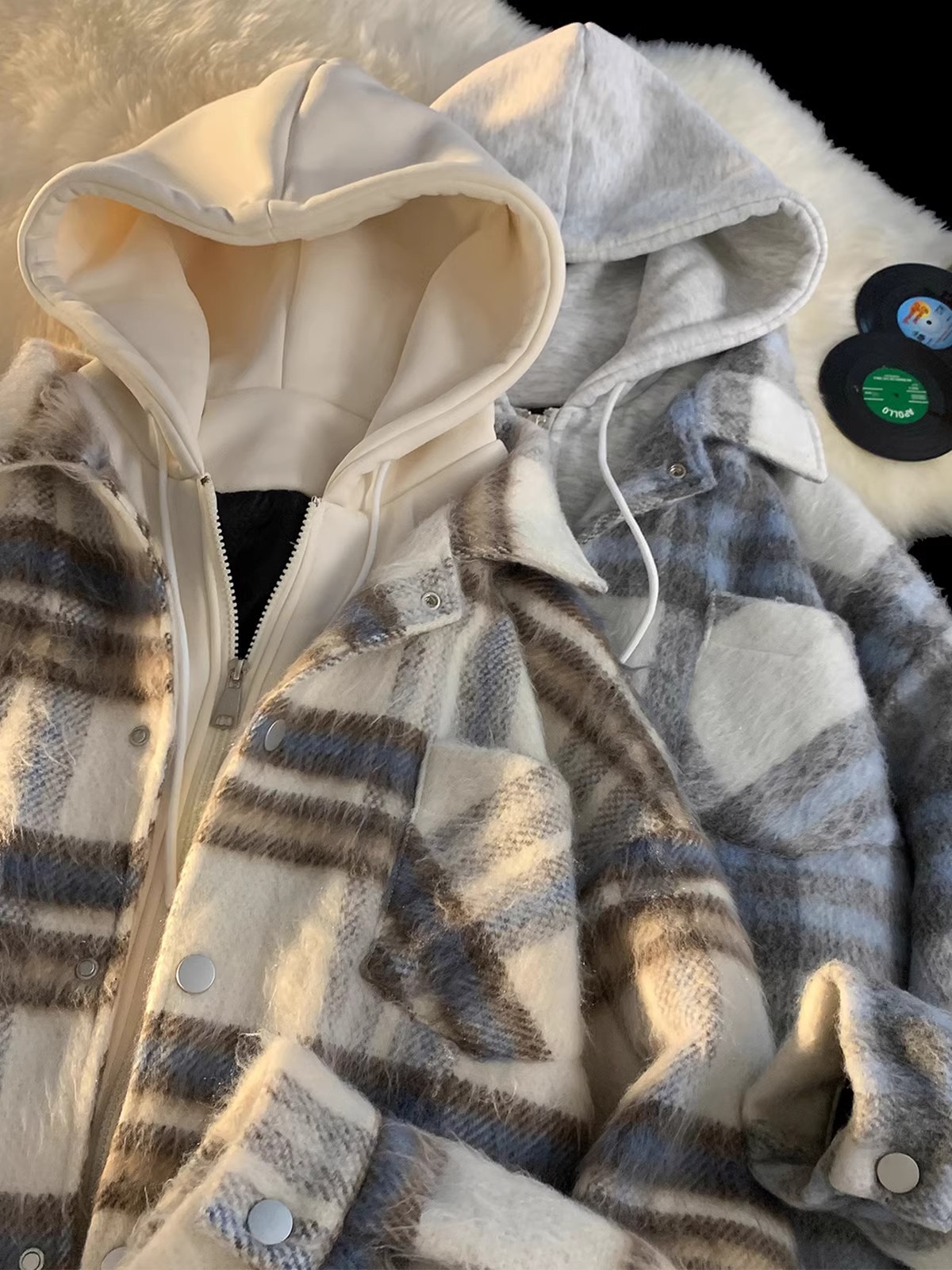 Nuevo estilo americano otoño e invierno falso chaqueta a cuadros de dos piezas para hombres, chaqueta con capucha de estilo de pareja de fragancia pequeña de alta gama para hombres