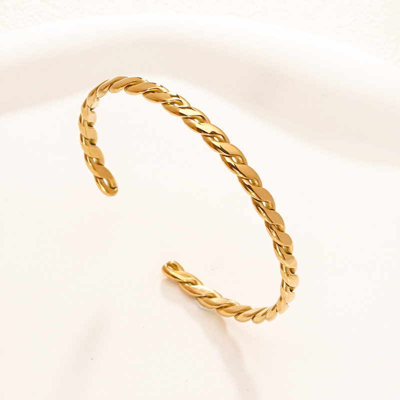 Fábrica en stock al por mayor de Europa y América transfronteriza de acero inoxidable en forma de C pulsera abierta ajustable chapado en oro 18K personalidad no se desvanece