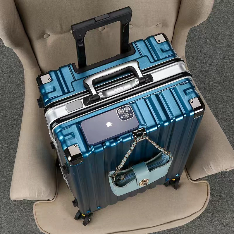 Suitcase universal, hardshell 20–28 in, wheels, explosion‑proof zipper and USB option