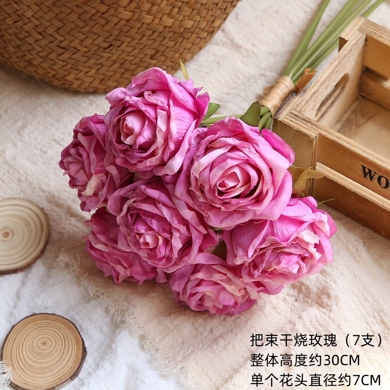 핑크 보라색 마른 구운 작은 장미 묶음