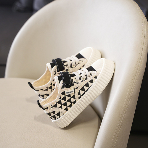 Baby girl and boy canvas shoes, 2024 new spring and autumn kindergarten indoor shoes, soft sole walking shoes