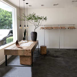 北欧服装店展示台中岛桌个性创意木条多板桌子橱窗饰品流水岛台