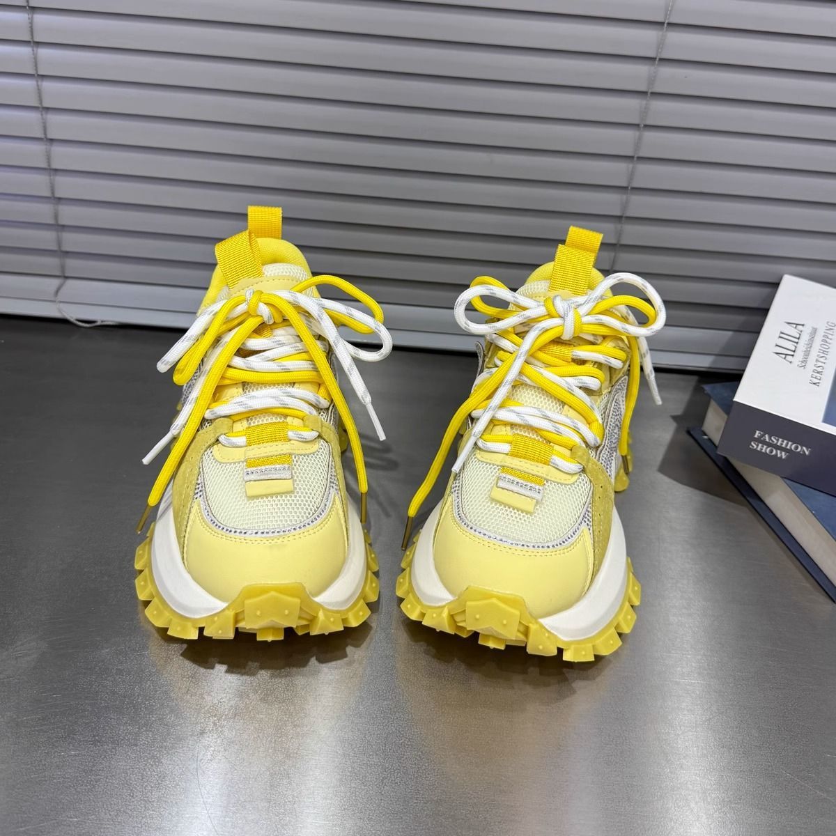 Zapatos blancos de suela gruesa para mujer 2025 verano nuevo estilo malla transpirable moda todo-fósforo ligero realce deportes y zapatillas de deporte de ocio