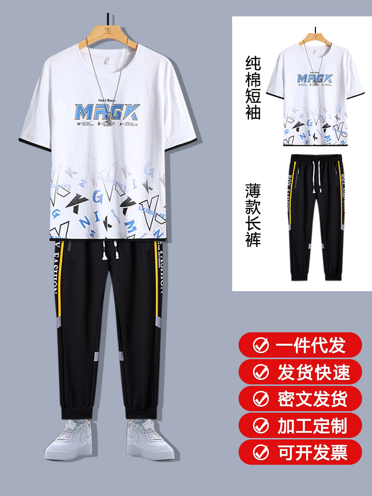 Un conjunto de verano de dos piezas de moda deportiva de algodón de manga corta camiseta de pantalones largos juveniles de moda masculina