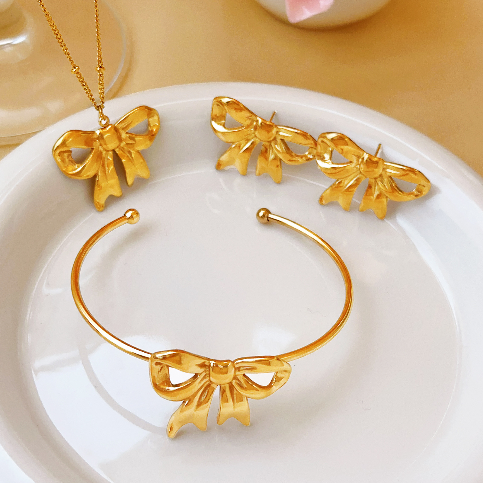 Arco de mariposa Europa y Estados Unidos personalidad collar de acero de titanio pernos de moda lujoso ligero conjunto de joyas personales femeninas
