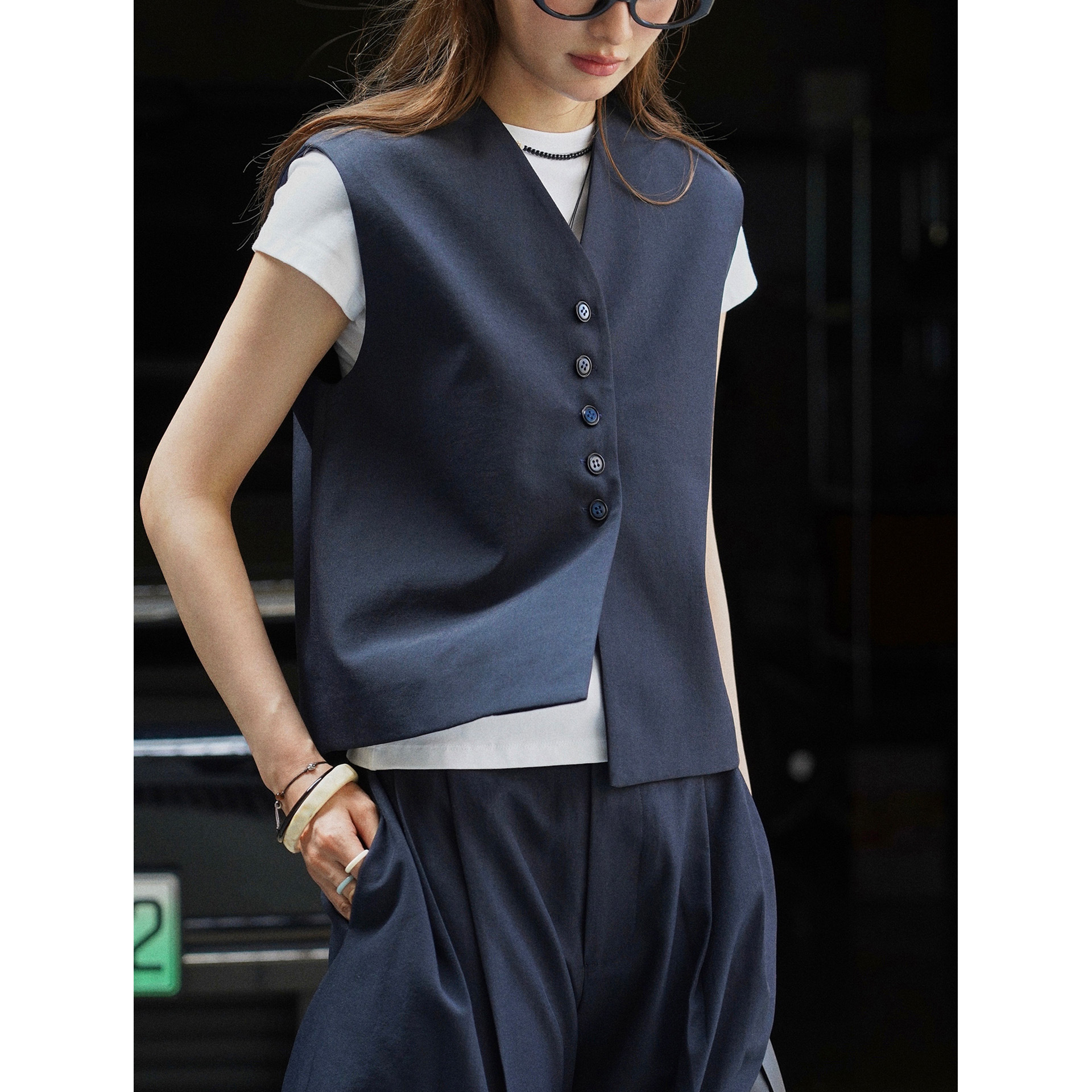 Narrative early autumn new Parisian minimalist old money style V-neck short vest for women, slimming and flattering top