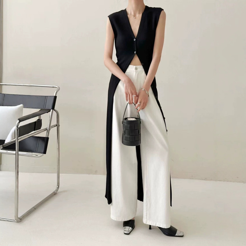High-end, trendy black V-neck ice silk knitted cardigan for women, long sleeveless, slimming, versatile, with a stylish design for outerwear High-end, trendy black V-neck ice silk knitted cardigan for women, long sleeveless, slimming, versatile, with a stylish design for outerwear