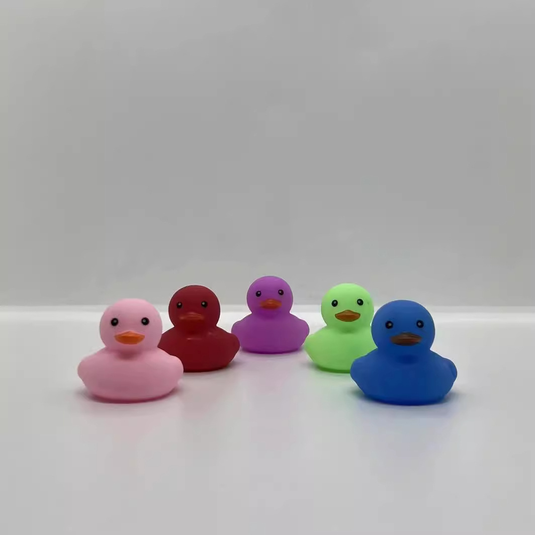 ミニカラーのアヒルの子供の赤ちゃんのつまみは、ゴムと呼ばれています。
