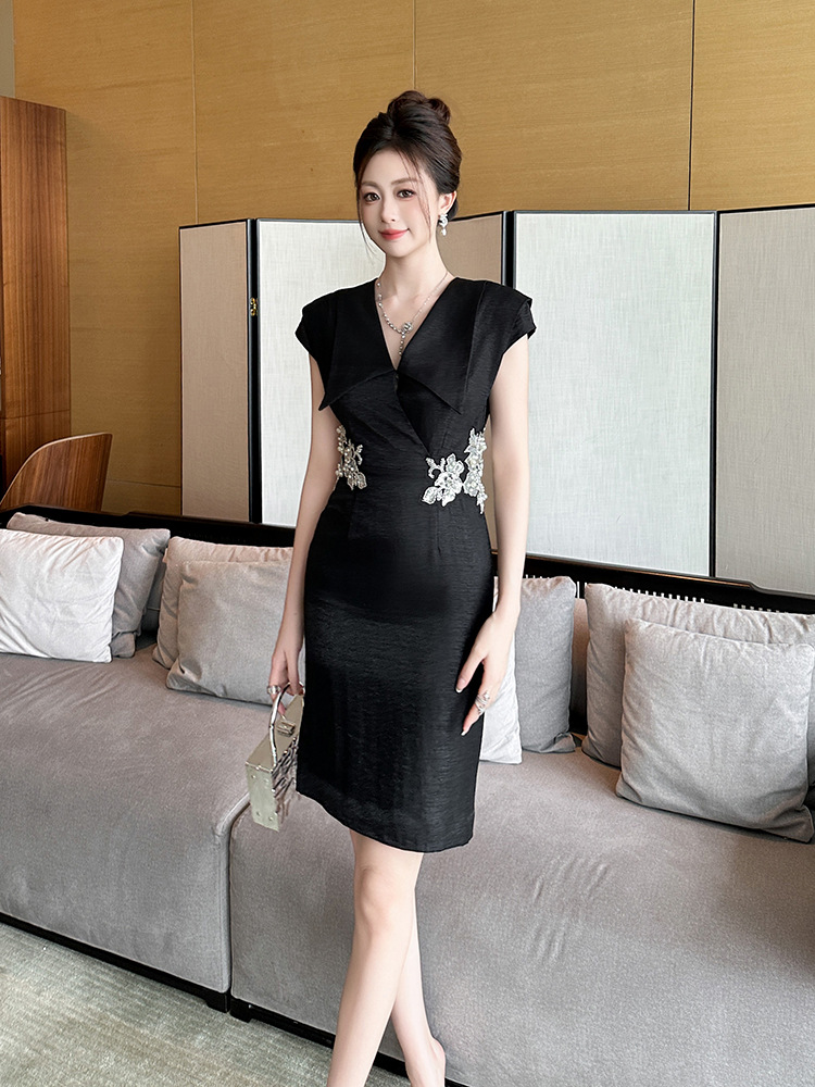 Đầm body nữ cổ búp bê thêu hoa eo ôm sát hông kiểu Pháp — Màu đen