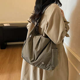 2025新款尼龙斜挎单肩包多层拉链日系简约素色饺子包轻便户外包包