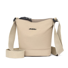 日系极简风尼龙布休闲水桶包2025新款轻便潮流简约百搭单肩斜挎包