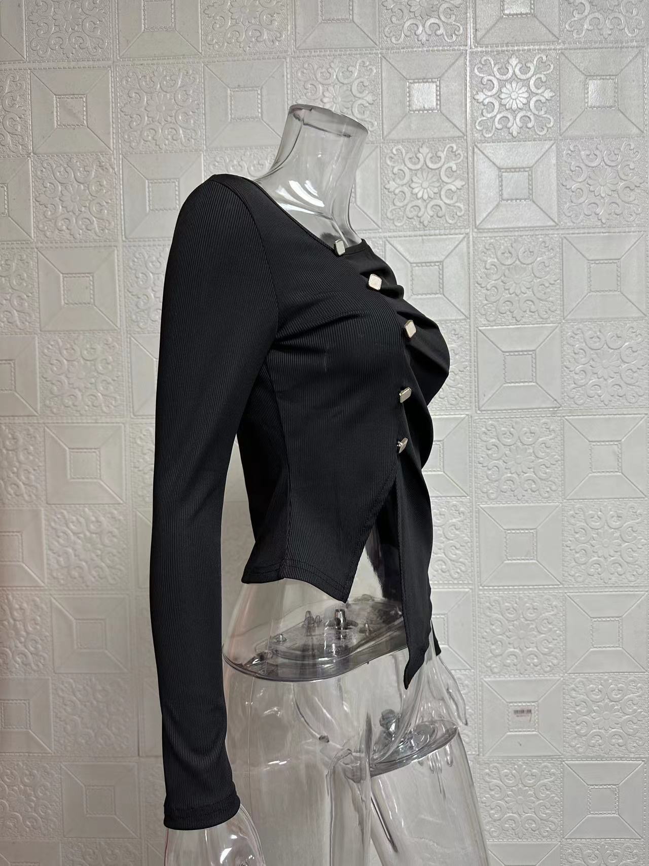 Camisa feminina de malha com botões irregulares e blusa temperamental, design dobrável para primavera/outono 2024_voghion.com