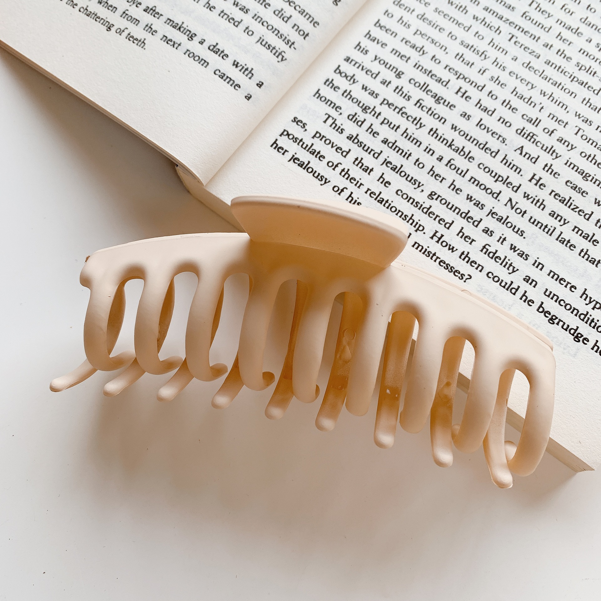 Leche marrón captura clip neto rojo 2022 Nueva horquilla trasera cabeza captura de pelo grande tiburón clip tocado horquilla para las mujeres