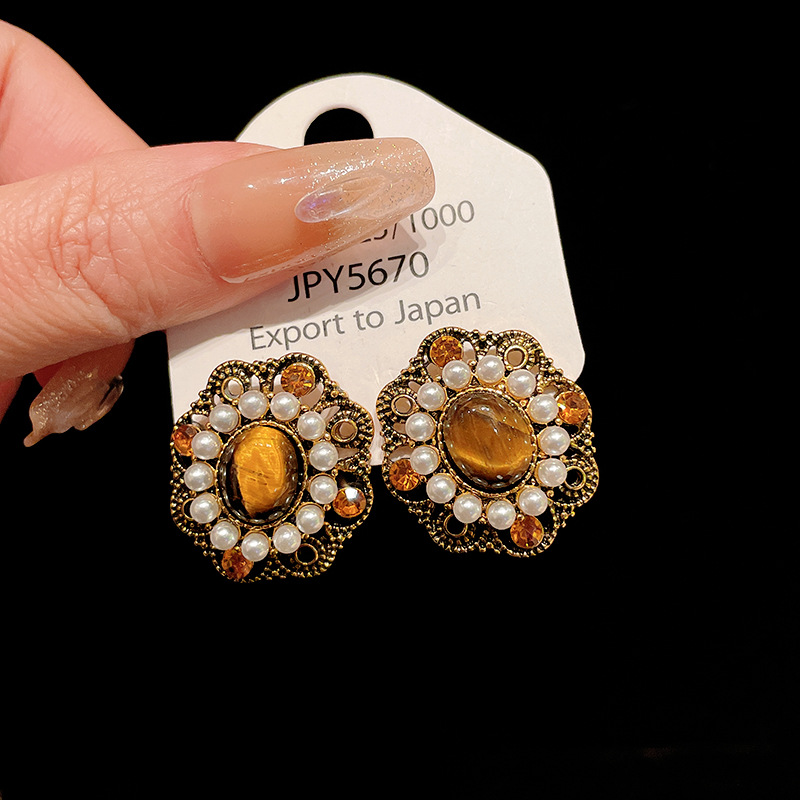 1 Pair Quantity 1 Pair Elegant Retro Geometric Alloy Tiger Eye Rhinestones Ear Studs