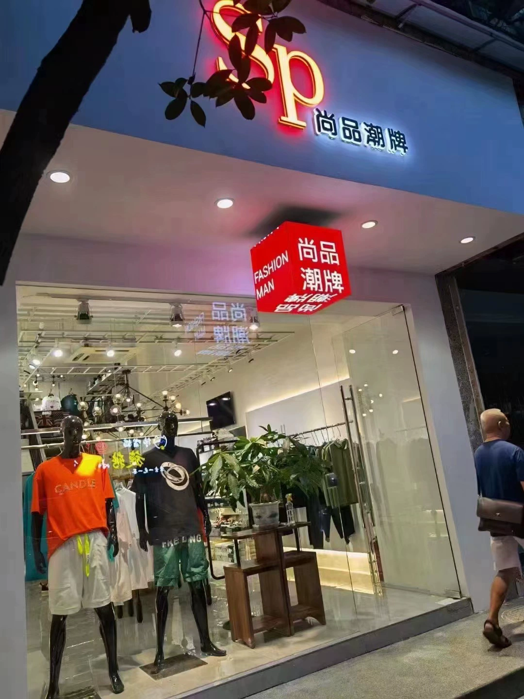 Светодиодный экран Кубик Рубика может быть изготовлен и установлен в помещении и на улице. Простые материалы для распределения приложений для мобильных телефонов не являются обязательными.