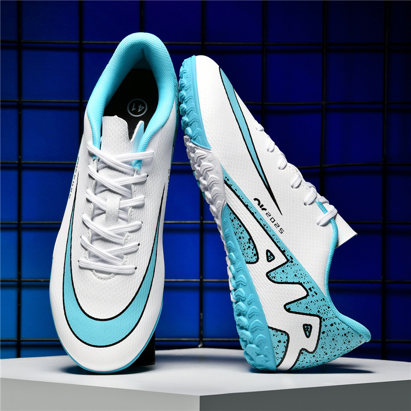 Zapatos de fútbol de alto nivel transfronterizos anti-deslizante para hombres y mujeres zapatos de entrenamiento de fútbol de clavos profesionales al por mayor