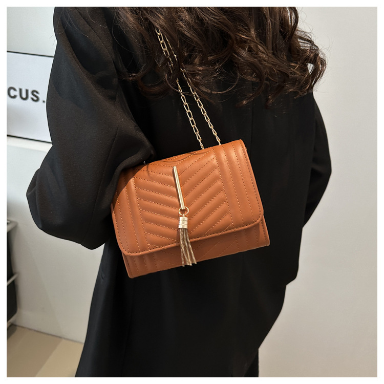 Borsa a tracolla donna con ricamo catena e nappine elegante_voghion.com