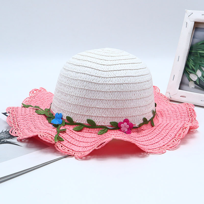 가장자리가 있는 잎과 작은 분홍색 꽃