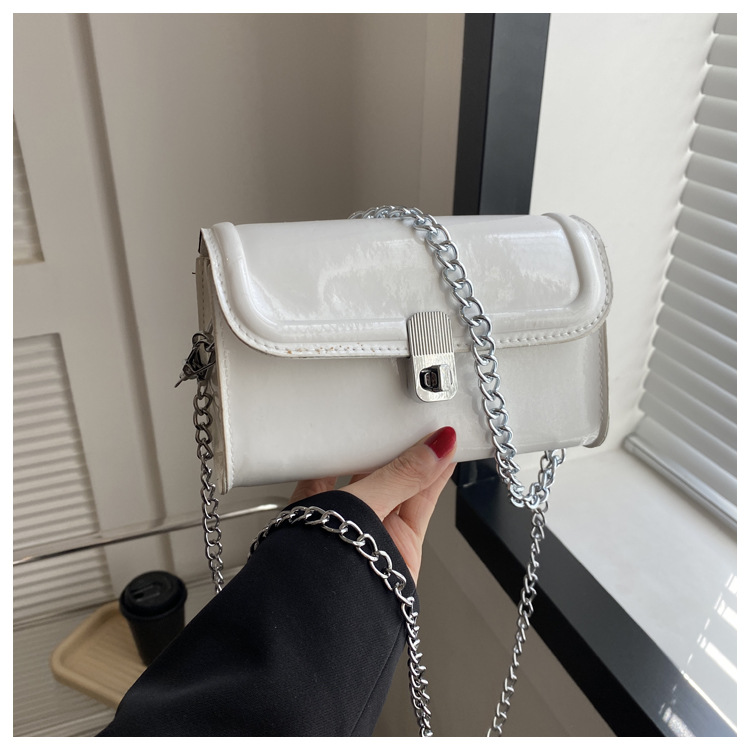 Women's Small Pu Leather Solid Color Vintage Style Streetwear Square Lock Clasp Crossbody Bag display picture 12