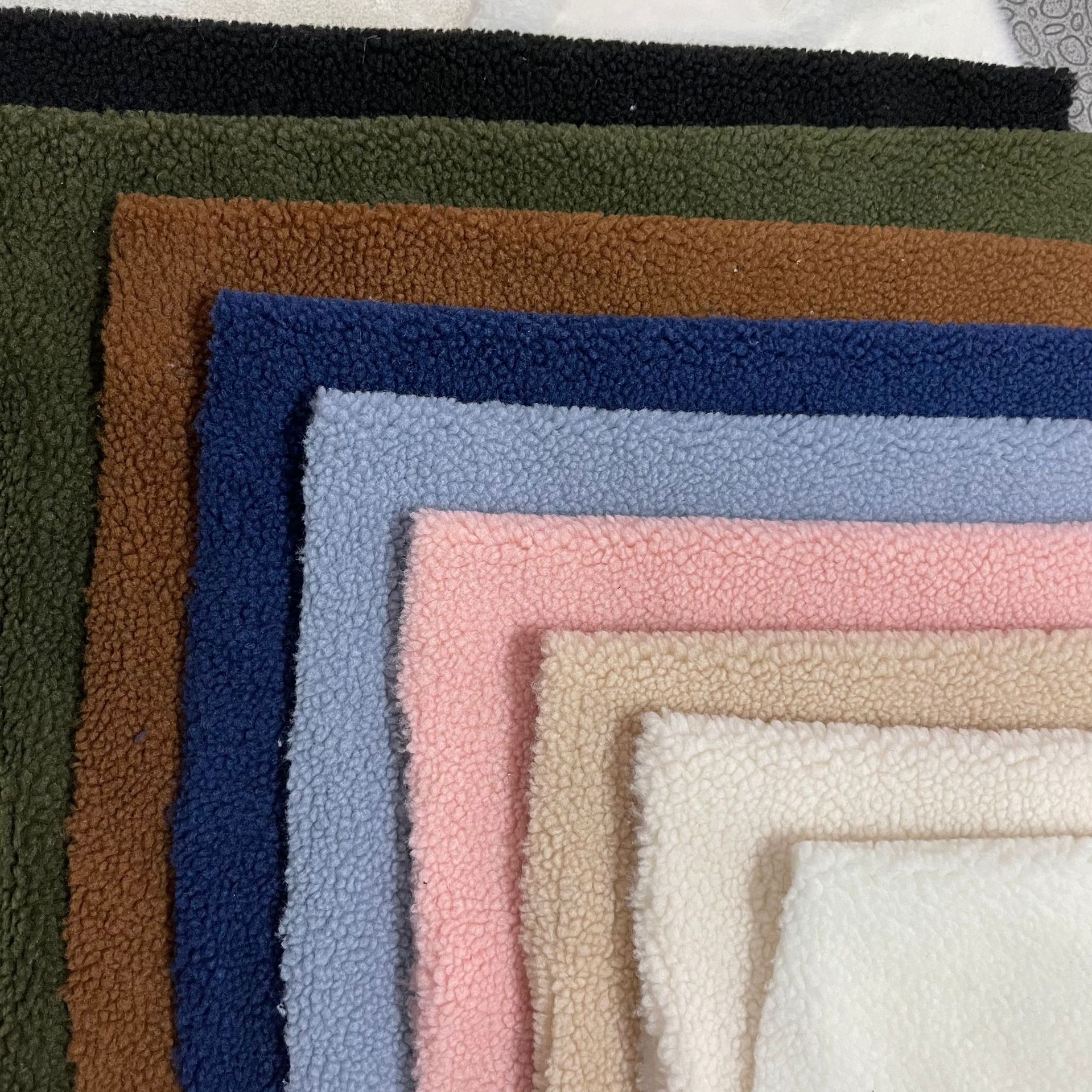 工厂直销现货供应小颗粒羊羔毛皮毛一体服装面料鞋料