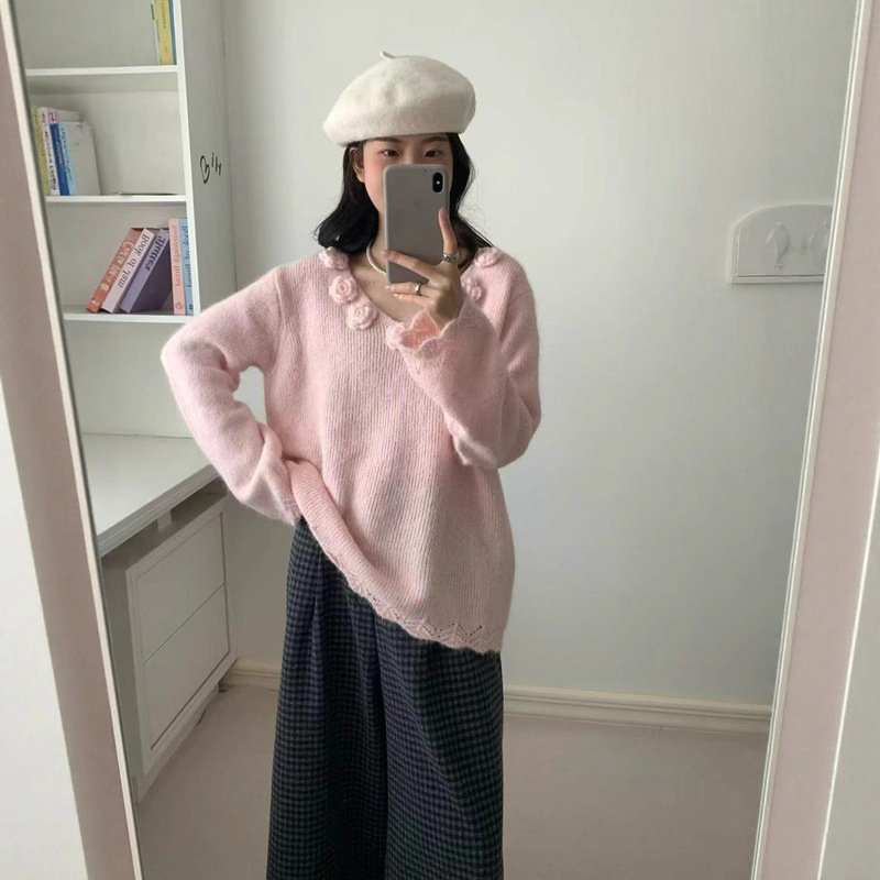 2025年早秋新款法式温柔风立体花朵V领毛衣女慵懒风减龄针织上衣|undefined