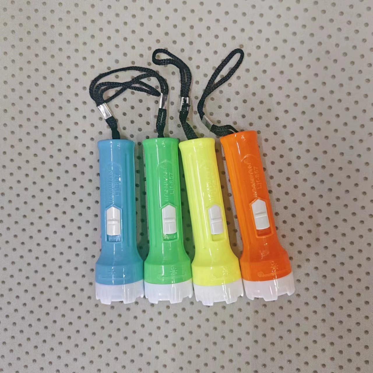 Маленький фонарик для прогулок на свежем воздухе, легко носить с собой благодаря ремешку, светящаяся игрушка, светодиодный опт из магазина «2 юаня», напрямую от производителя.