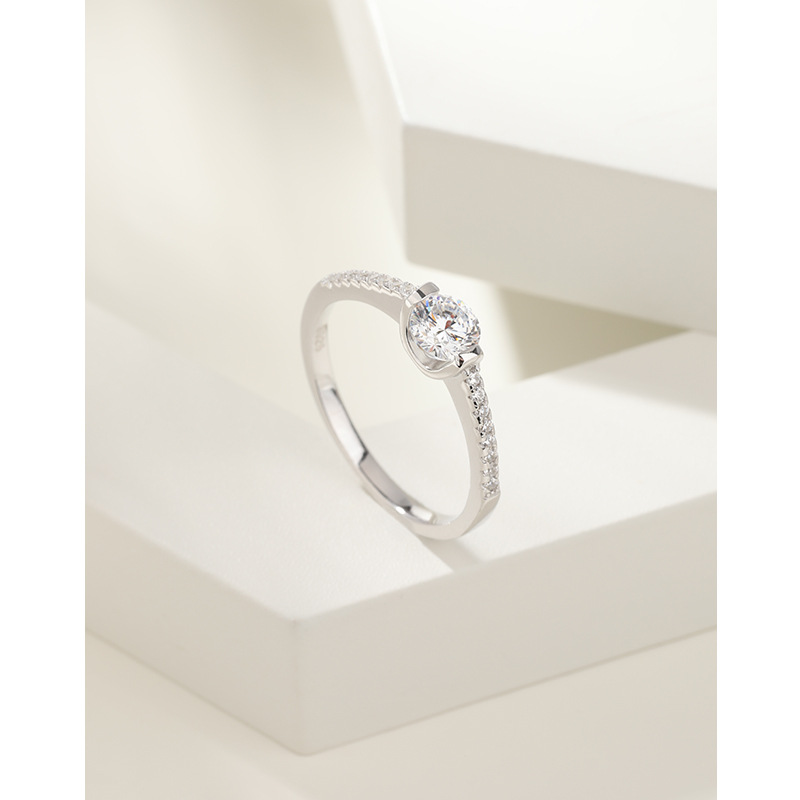 Anillo de diamante de zircón de 50 puntos de plata esterlina 925 ligero nicho de lujo pareja de alto nivel propuesta de matrimonio anillo de diamante simulado