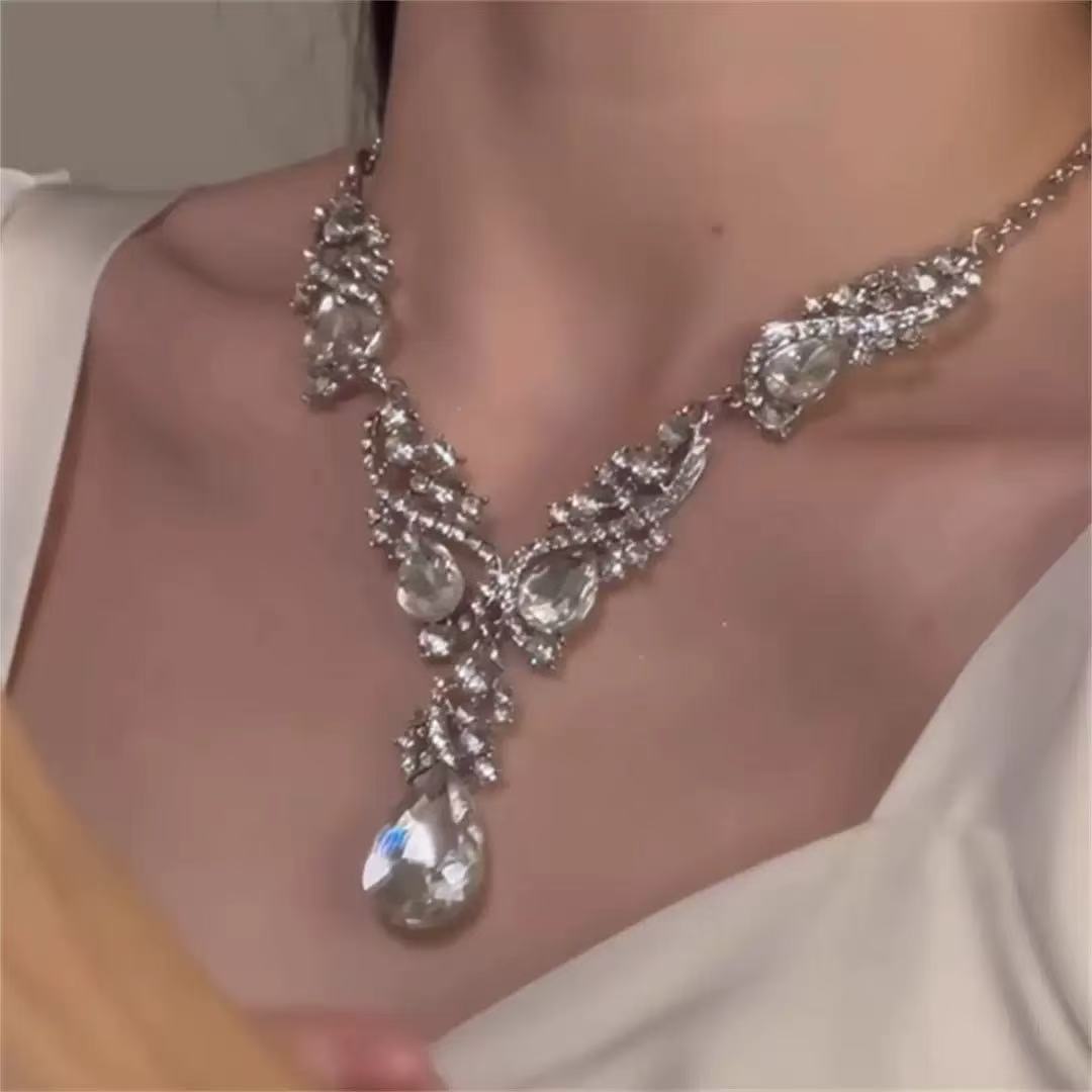 Industria pesada temperamento destellante diamante gota de agua collar de borla temperamento vestido de noche con moda exquisito collar de moda de lujo ligero mujeres
