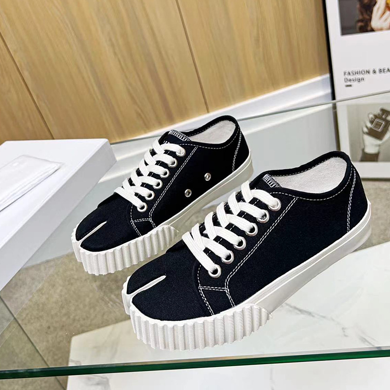 검정색 바탕에 흰색 타이어 엠블럼