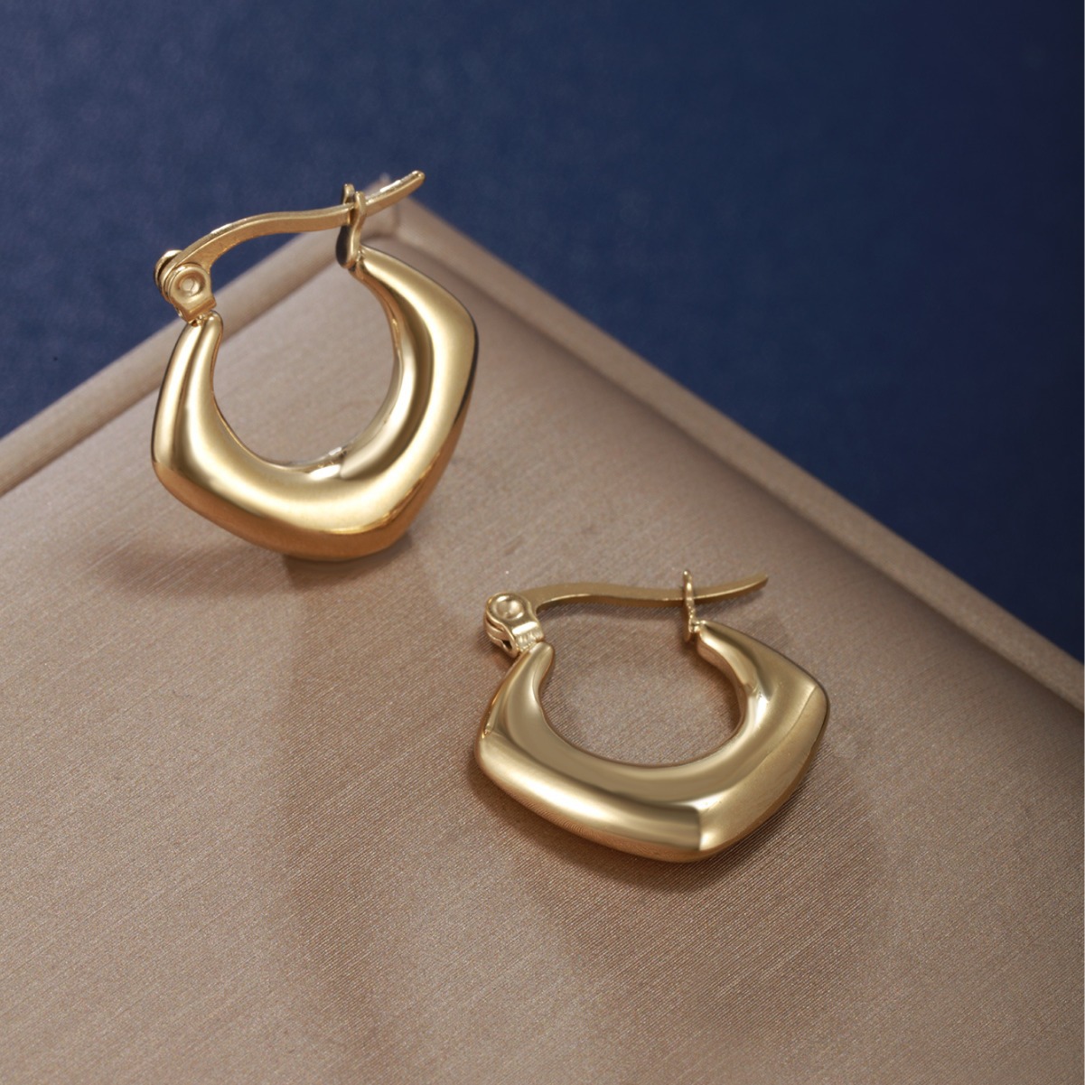 Xuping aretes de acero inoxidable metal de estilo europeo y americano nicho de diseño de aire frío geometría oval aretes para mujeres