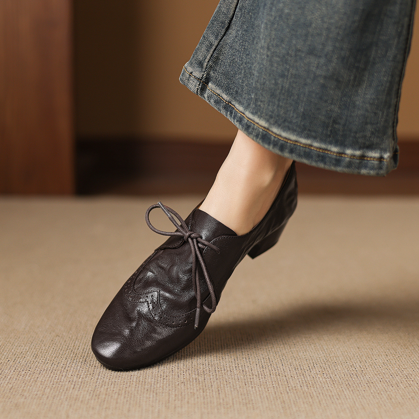 Giày loafer nữ da cừu buộc dây phong cách vintage, gót thấp vuông — màu nâu
