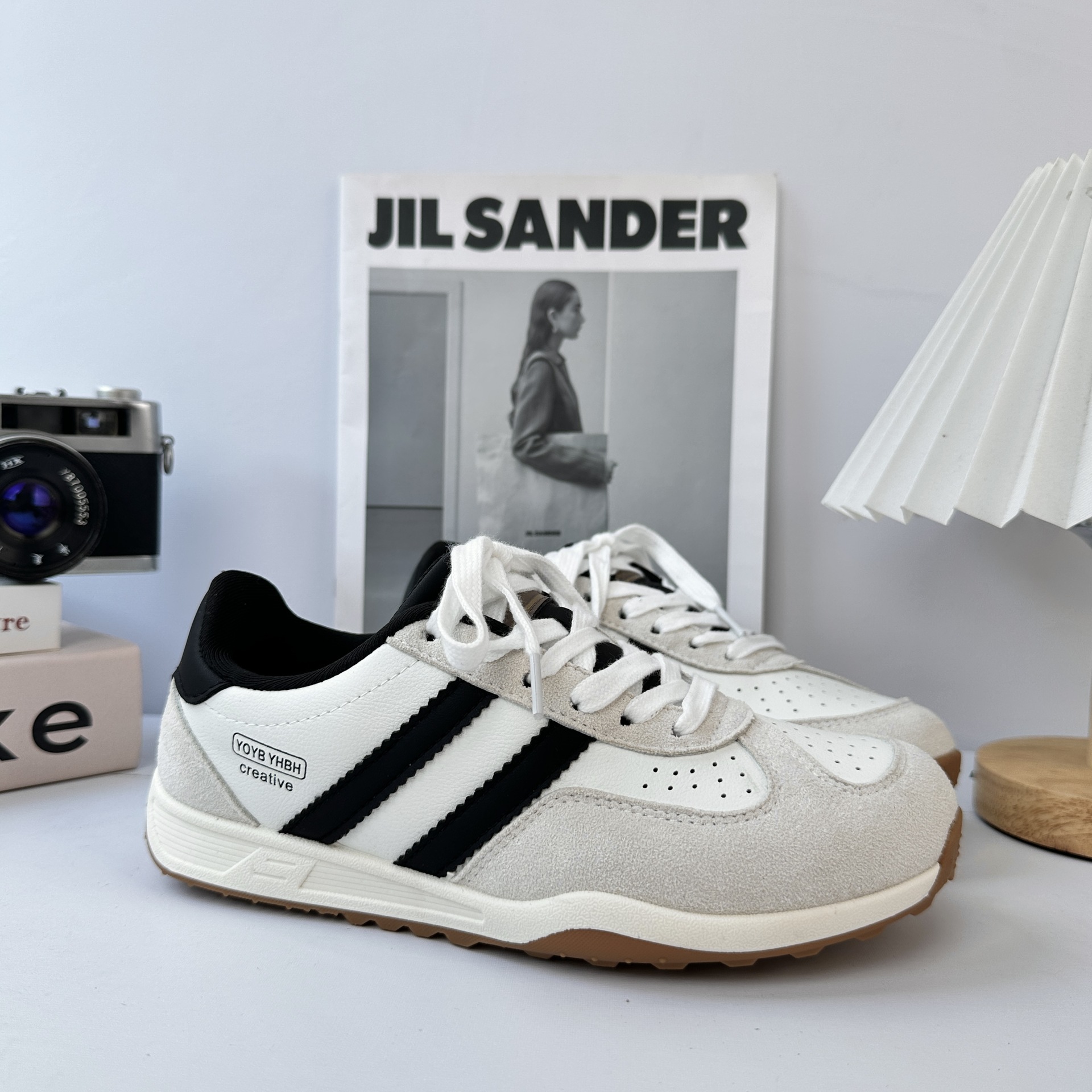 Zapatos deportivos y casuales de ondas distantes para niños y niñas en otoño de 2025 nuevos tipos de explosión, todos los tipos de zapatos de skate de suela gruesa ligera para padres