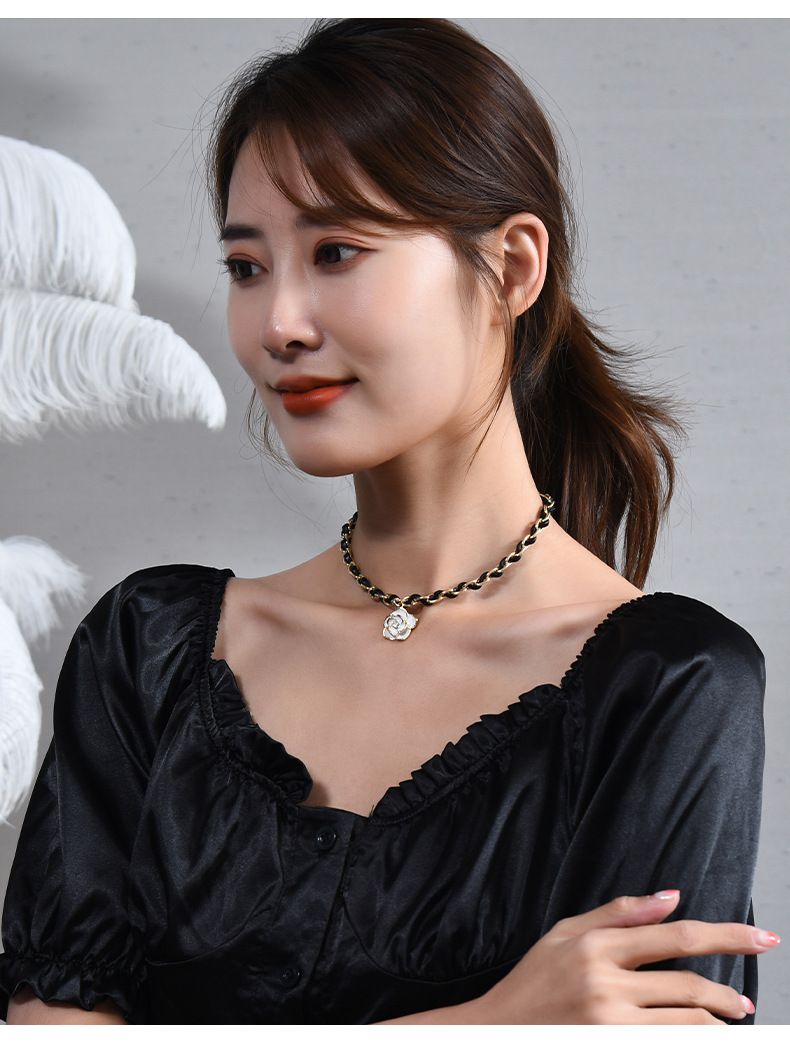 Nuova collana corta in acciaio al titanio avvolta in corda di pelle di camelia bianca dal design di nicchia leggero e lussuoso_voghion.com