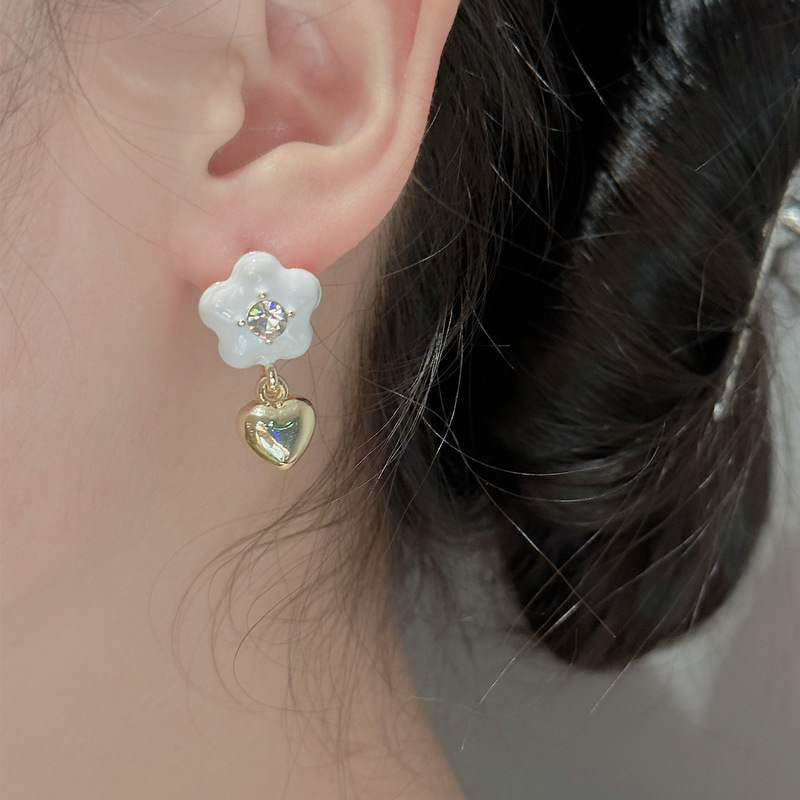 Heart Shape, Flower Pattern 1 Pair Sweet Heart Shape Flower Enamel Plating Inlay Alloy Rhinestones Drop Earrings