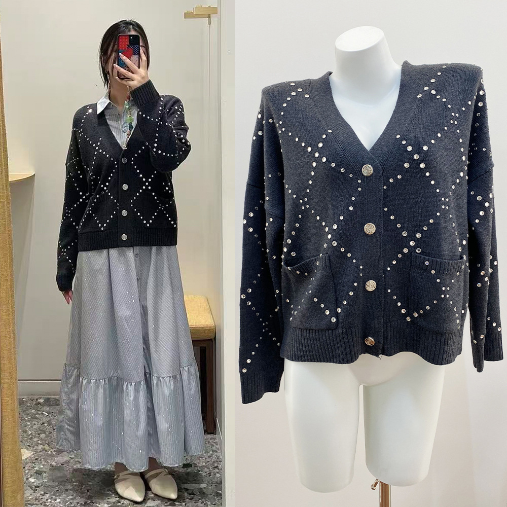 法单M家2025秋冬新款烫钻时尚灰色V领长袖短款钻饰菱形格针织开衫