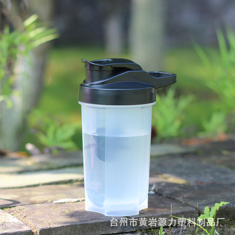 Suministro directo de fábrica 500ml taza de batido de plástico taza de batido de proteína en polvo taza de mezcla fitness portátil taza de batido