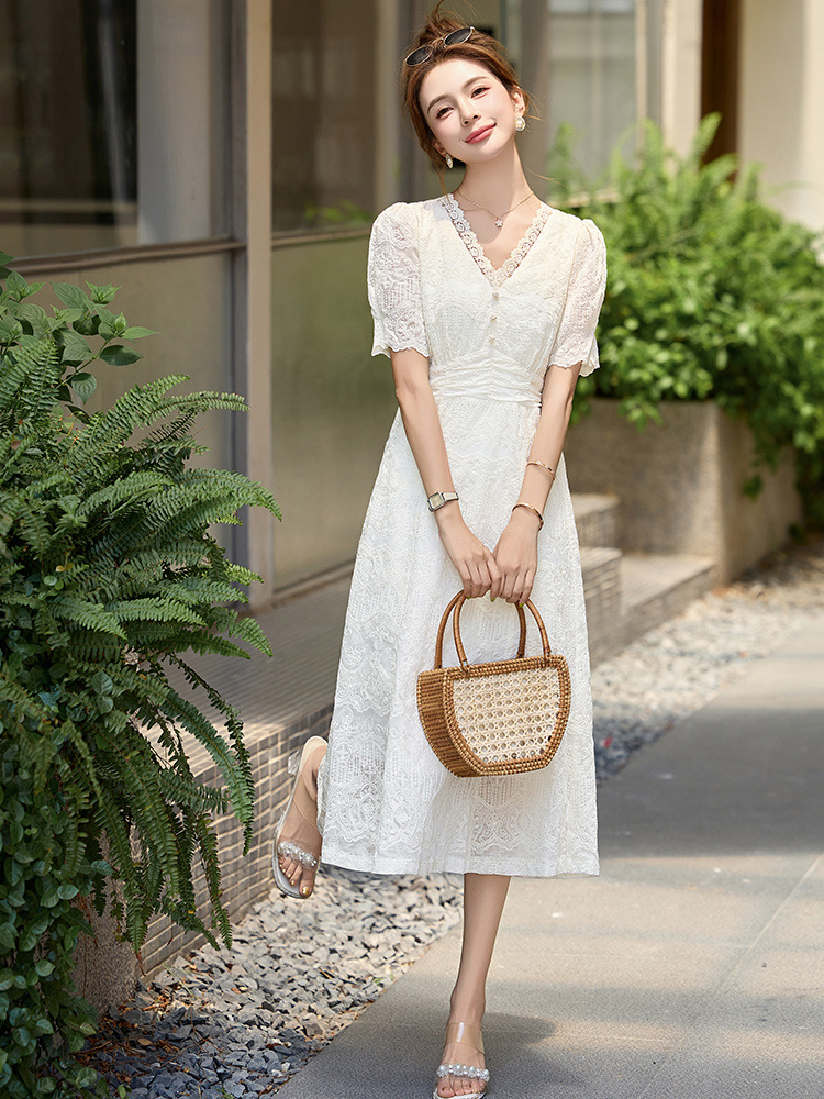 Váy liền ren cổ chữ V chít eo dáng dài phong cách cổ điển ME5627 — Màu như hình