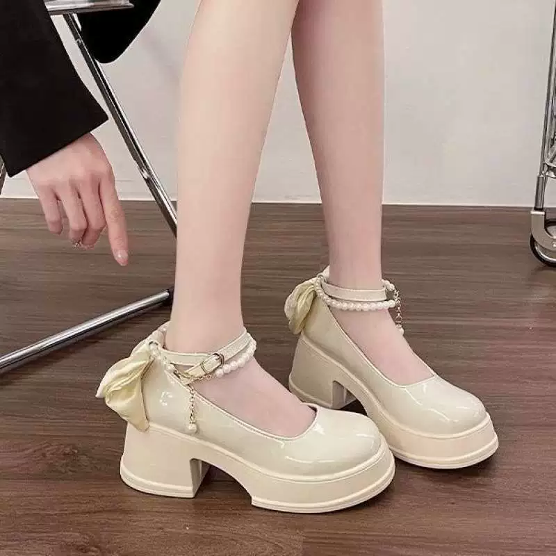 Женские туфли на плоской подошве на толстом каблуке, весна 2025, новый стиль, белые туфли на высоком каблуке с жемчугом, маленькие кожаные туфли Мэри Джейн, которые не утомляют ноги.