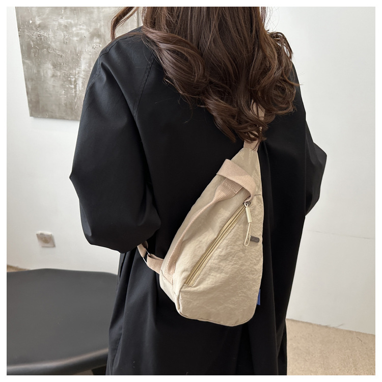 The new large-capacity, fashionable and versatile Korean casual chest bag for autumn and winter, as well as the simple travel canvas bag, are selling well among women undefined
