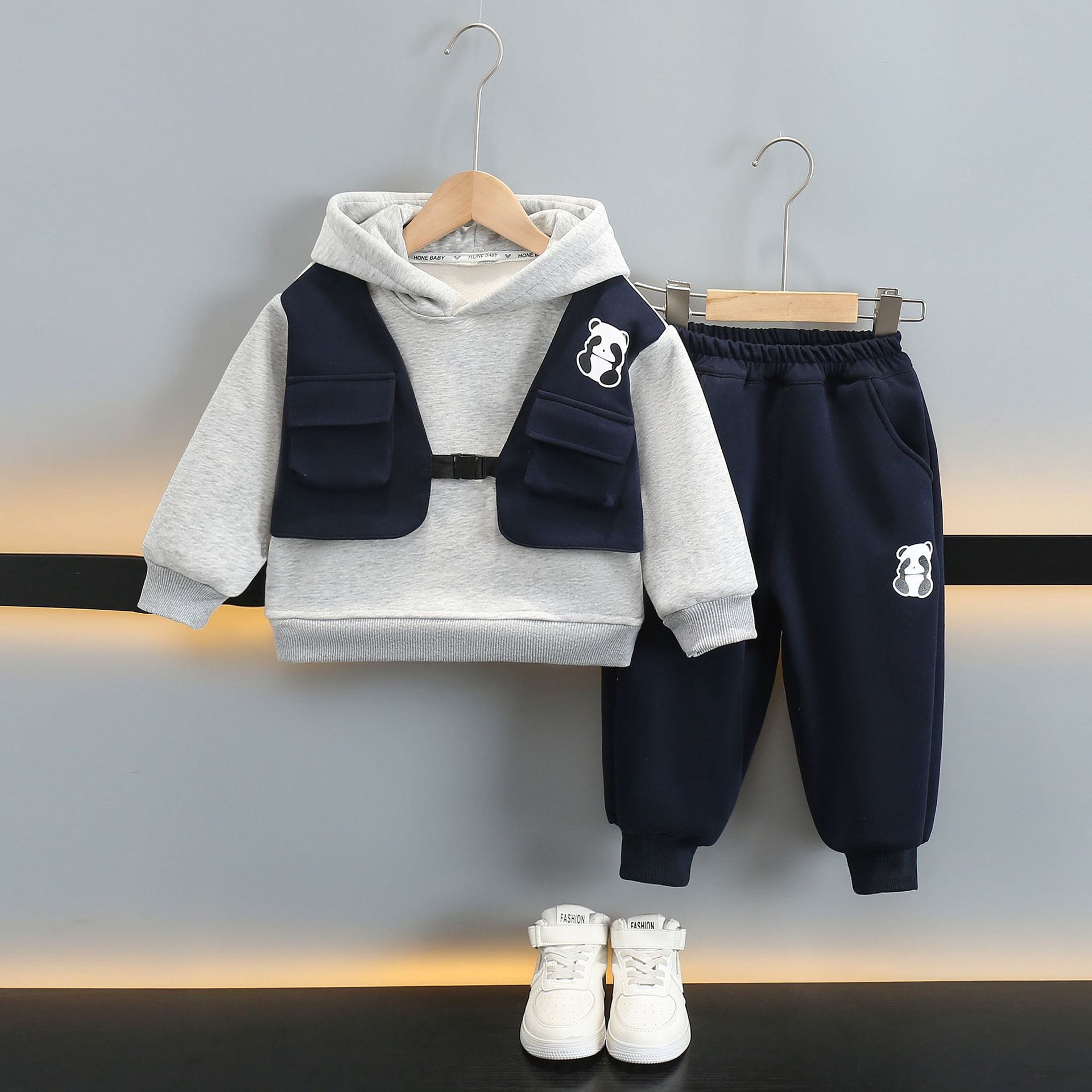 6360 ropa para niños traje de otoño e invierno para niños 2025 nueva ropa de invierno más suéter grueso de terciopelo traje de dos piezas deportivo para bebés